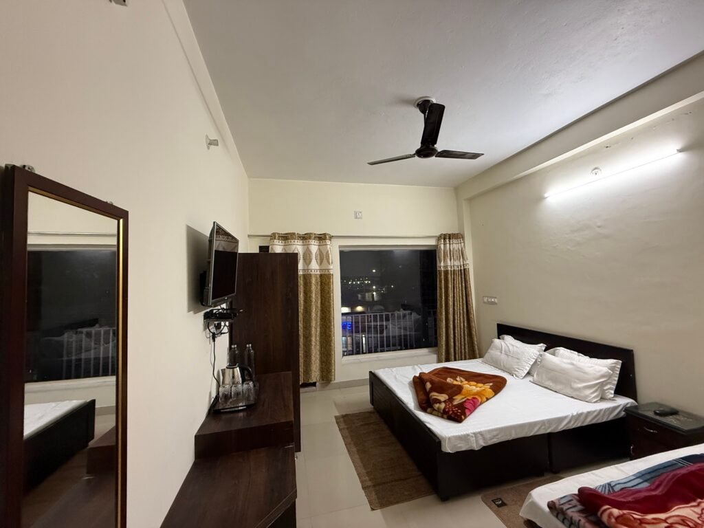 Triple bed with balcony