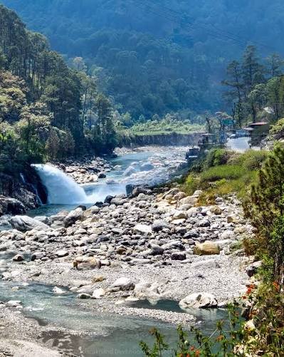 Khedi Waterfall Maneri Uttarkashi Uttarakhand roadside view
