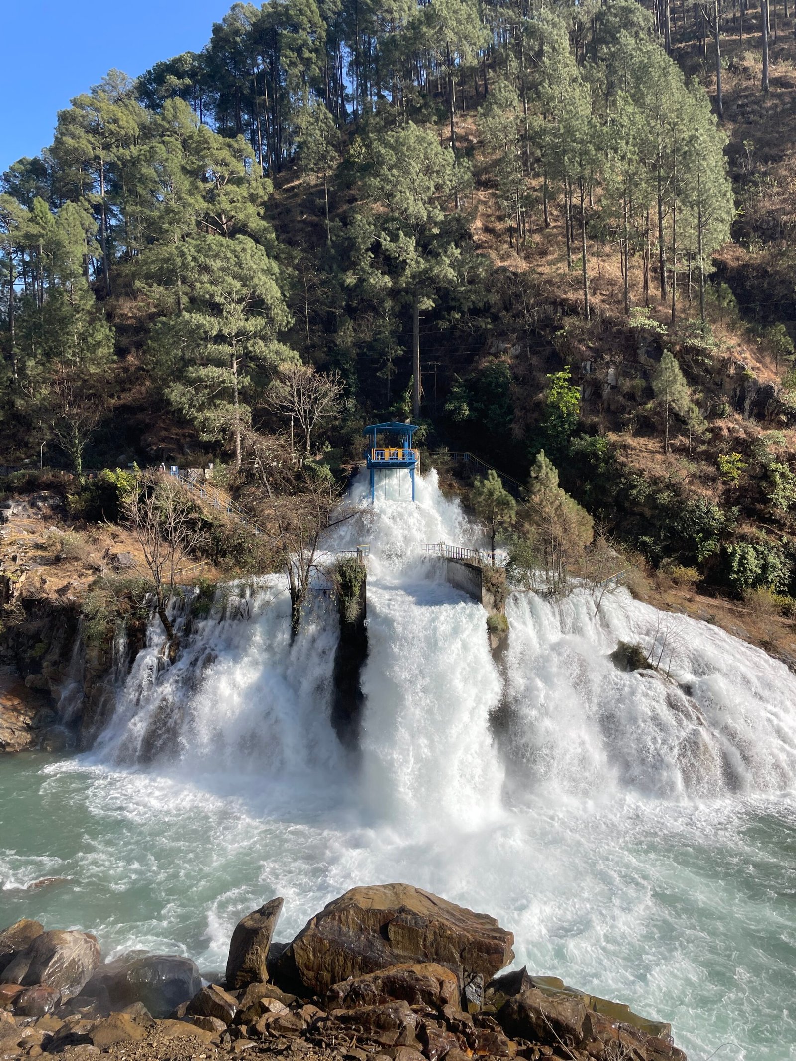 Khedi Waterfall Maneri Uttarkashi Uttarakhand roadside view